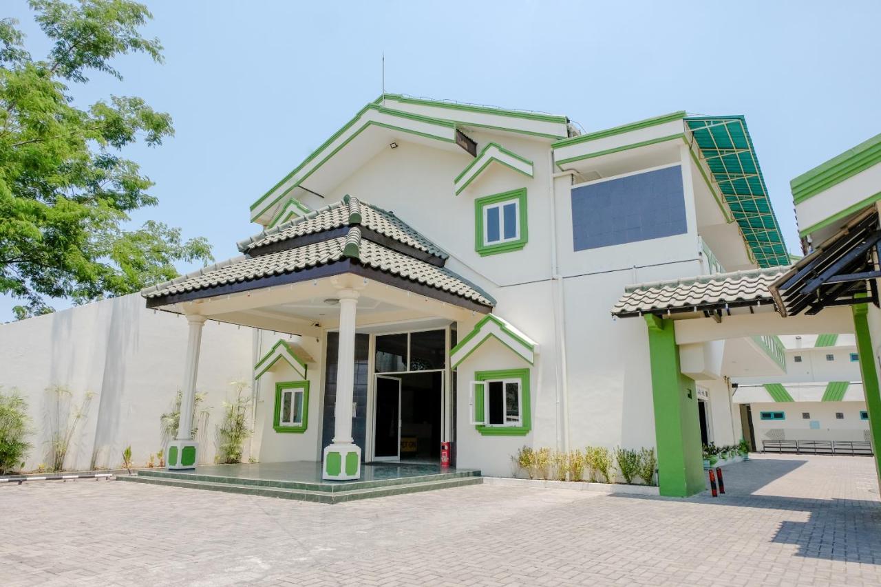 Hotel Taman Indah Madiun Zewnętrze zdjęcie